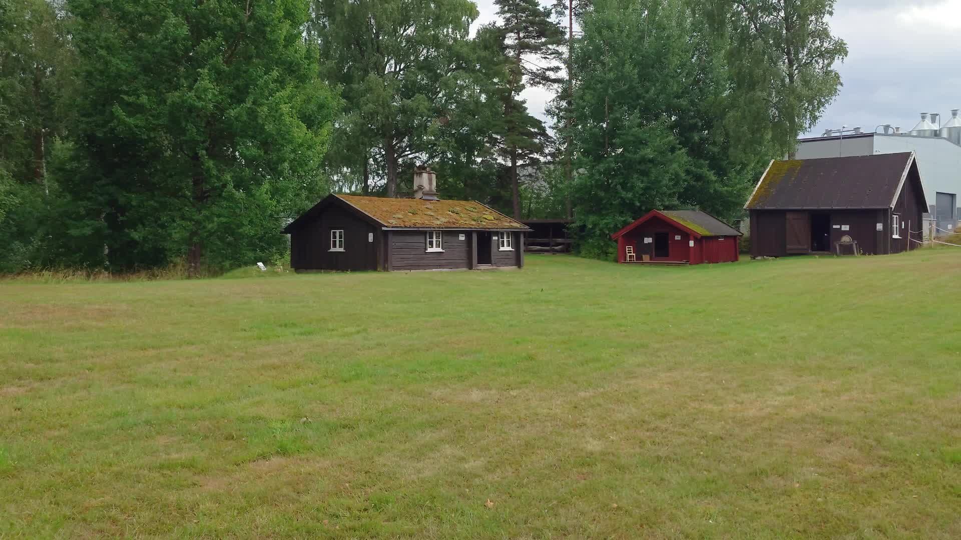 Tre av parkens byggnader sedda tillsammans över gräsmattan
