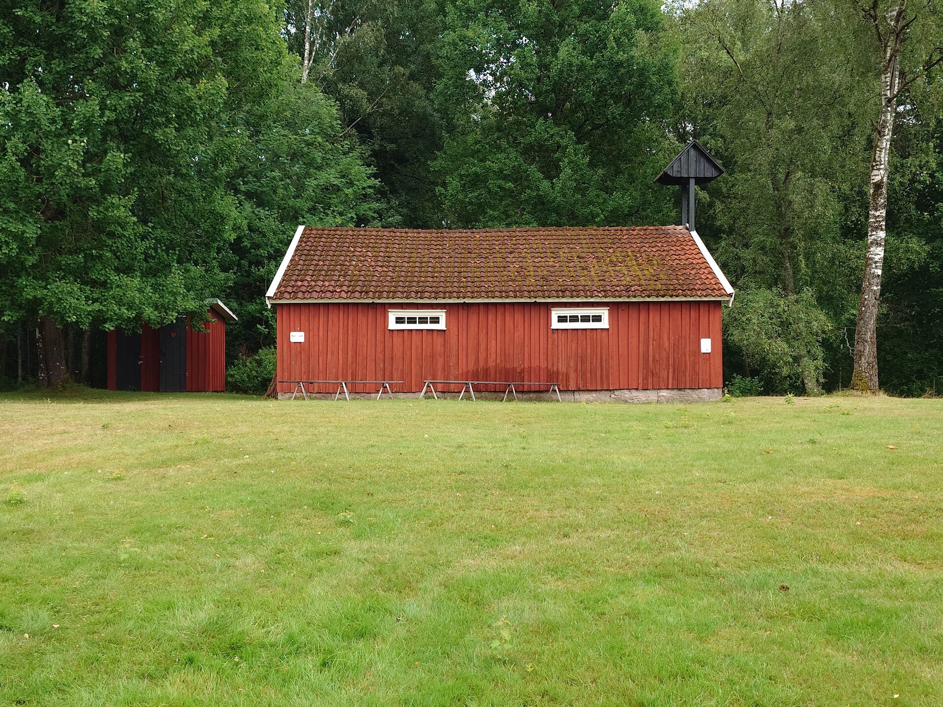 Rödmålad loge med klockstapel